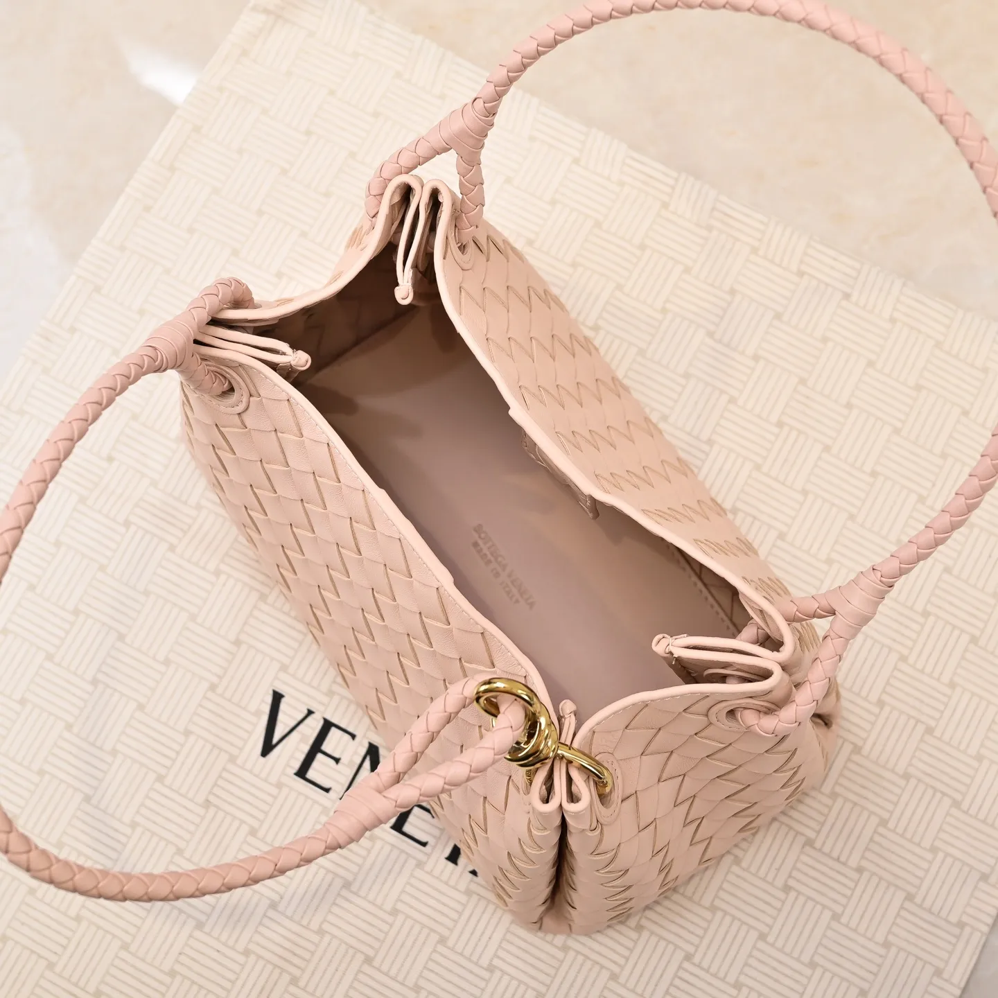 Batch 2060 BOTTEGA VENETA 2025 Autumn New Product Medium Parachuta The long-awaited new medium parachuta is here, with a unique appearance and iconic metal knots, and a whole piece of leather folds the four corners into a parachute shape! The exquisite Knot metal buckle is like putting jewelry on a bag. It is high-end and elegant. Its super capacity can hold all your things! The overall effect of this bag is very different from before. It is neither too delicate to provide a large capacity nor too bulky because of its practicality. It simply provides a perfectly suitable bag for casual and simple people👜 Style number: 5921 Size: 29.5*18.5*17.5cm